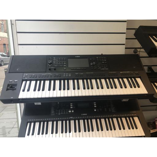 Pre Owned Yamaha PSR SX700 Keyboard